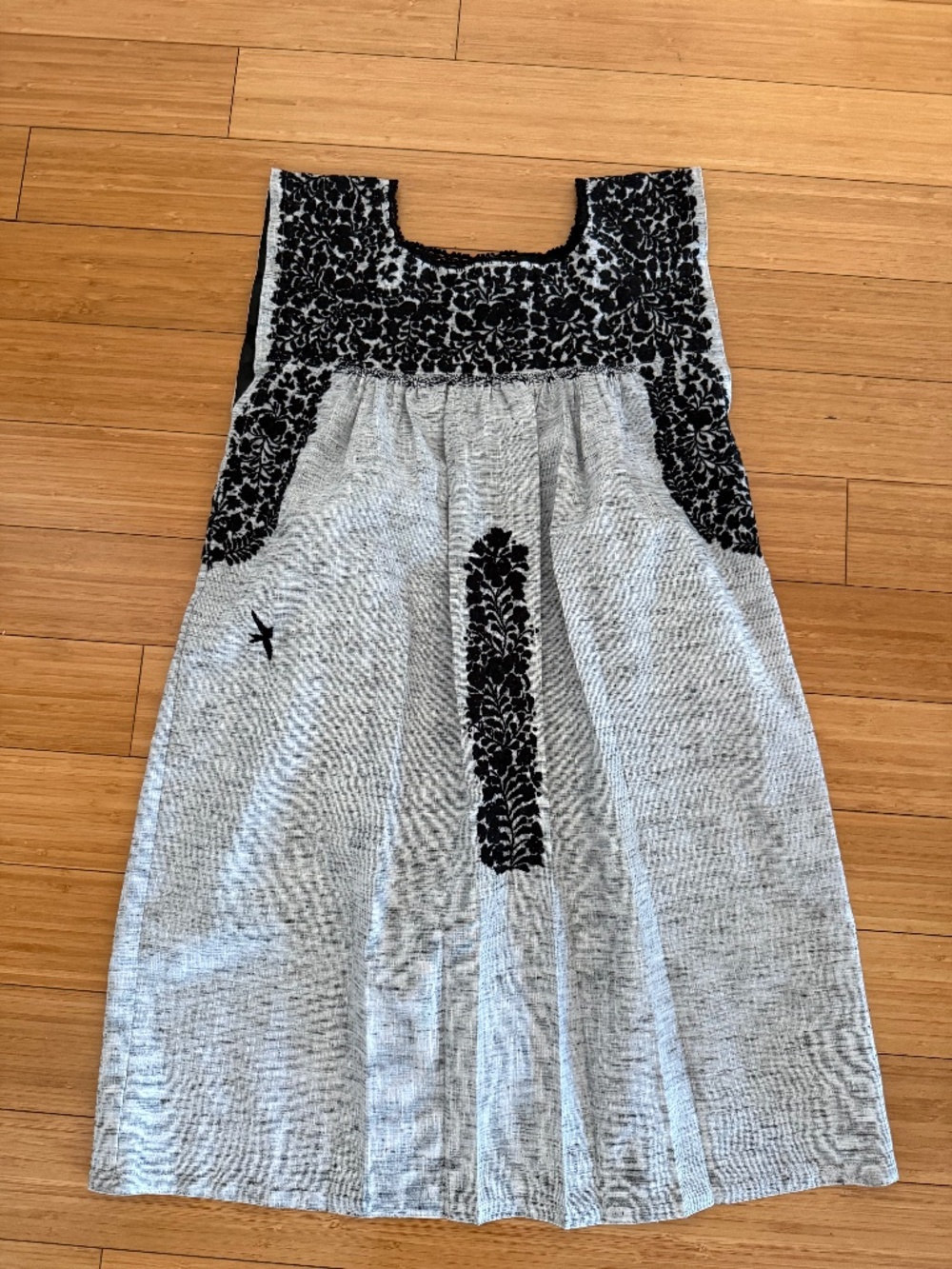 Mi Golondrina Sombras Obscuras Flores Short Dress - Small